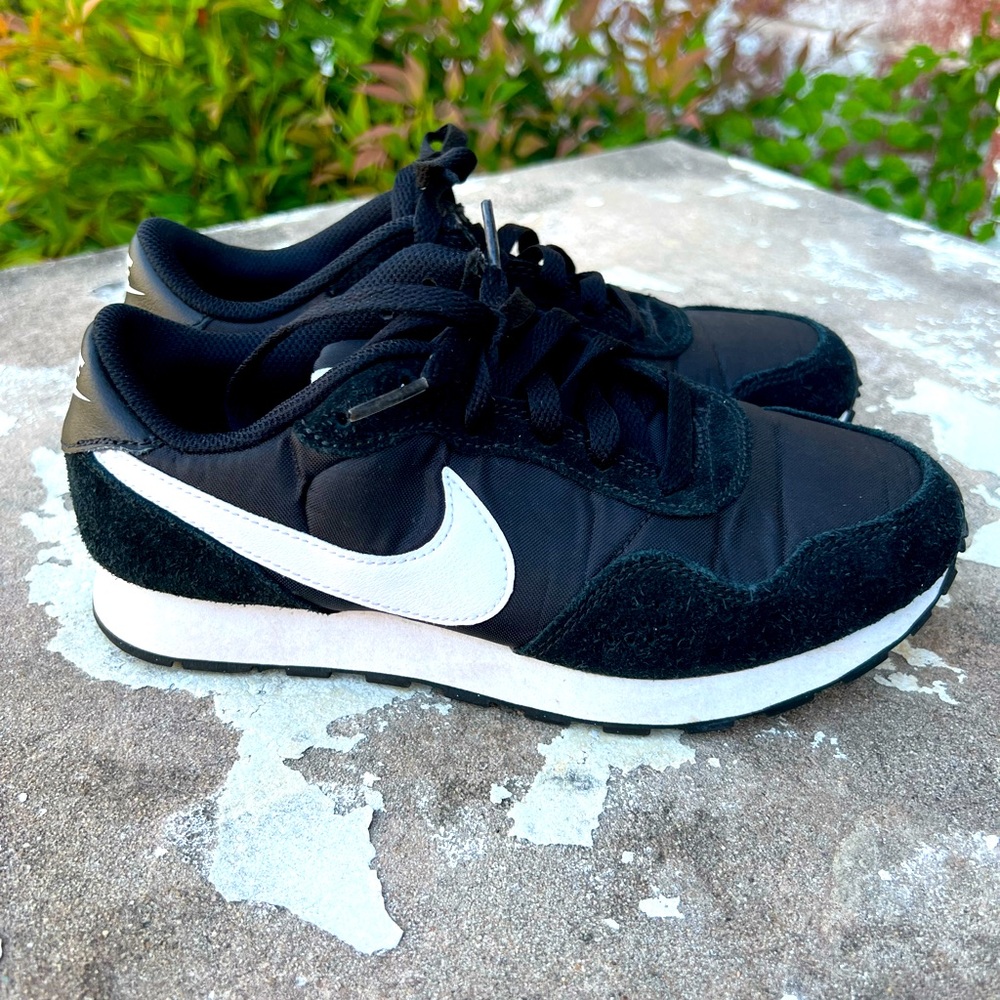 Nike MD Valiant GS Black Lace Up Low Top Sneaker Casual Shoes Size 4.5Y Boys